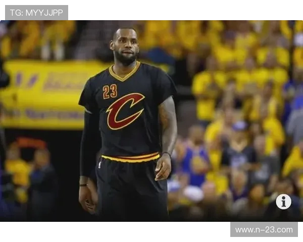 詹姆斯遭遇防守干扰顶膝后完成高难度反手大拉杆上篮打进